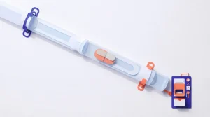 Transparente Pneumatikpoströhre mit einer Transportkapsel und einer kleinen Empfangsstation