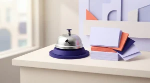 Kleine Serviceglocke auf einem Tisch zwischen geordneten Karteikarten